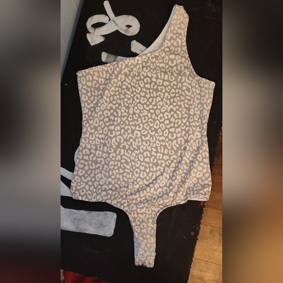 One shoulder, cheetah print body suit. - Picture 5 of 6
